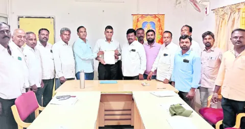ఫిర్యాదుల పరిష్కారంలో నిర్లక్ష్యం వద్దు