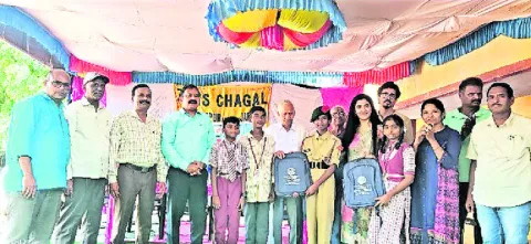 చదువుకు పేదరికం అడ్డుకాదు