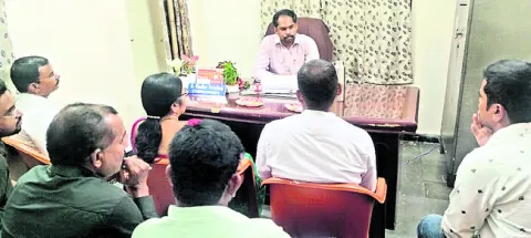 అధికారులు బాధ్యతగా పనిచేయాలి