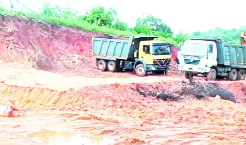 ఎర్ర మట్టి అక్రమ తరలింపు