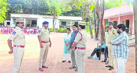 పోలింగ్ కేంద్రాల పరిశీలన