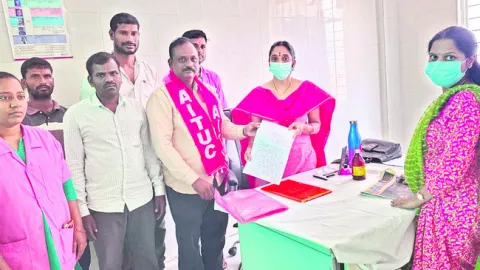 కార్మికుల బకాయి వేతనాలు చెల్లించాలి