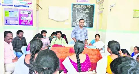 పీహెచ్సీల్లో ప్రసవాల సంఖ్య పెరగాలి