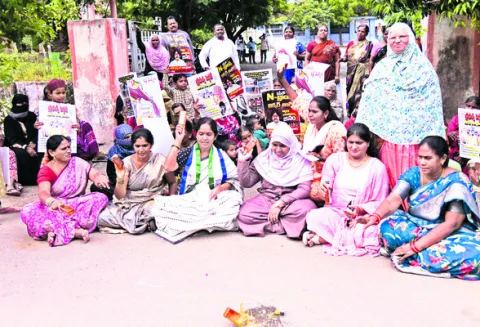 కల్తీ మద్యంతో ప్రజల్ని చంపేస్తారా?