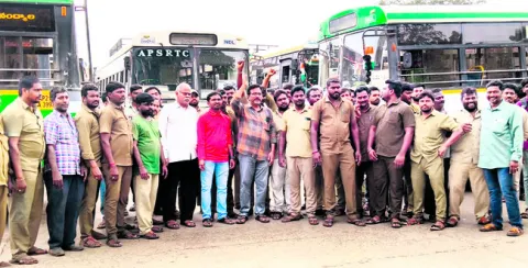 ఆర్టీసీ డ్రైవర్ల మెరుపు సమ్మె