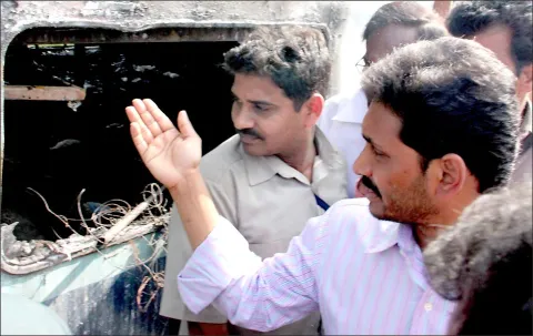 jagan  Consoles Train Accident Victims - Sakshi