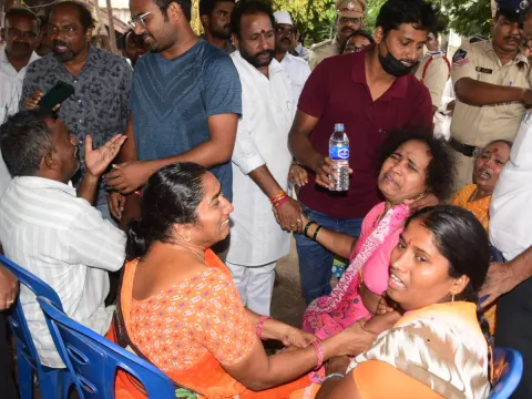 Simhachalam appanna temple tragedy relatives of deceased mourn at Visakhapatnam photos1