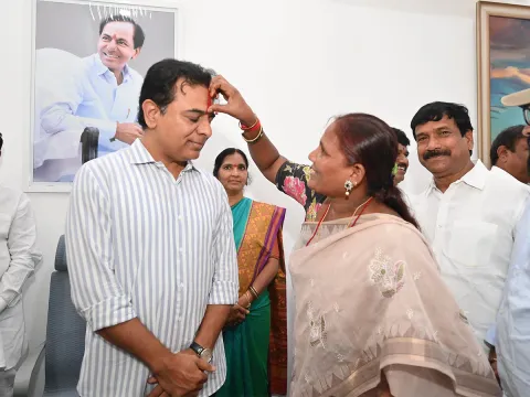 KTR With BRS Cadre At Telangana Bhavan Before ACB Inquiry Photos