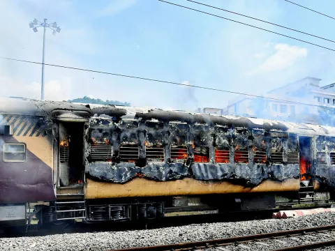 Fire breaks out in coaches of express Trains Near Tirupati Photos