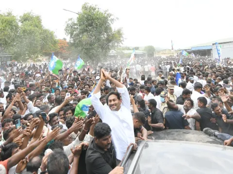 Heavy Public Crowd To Meet YS Jagan At Bangarupalyam Chittoor District Photos