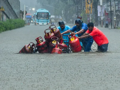 Heavy Rainfall in Mumbai Today Photos