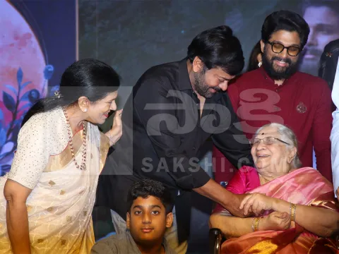 Allu Kanakaratnam Rare Photos With Chiranjeevi And Allu Arjun