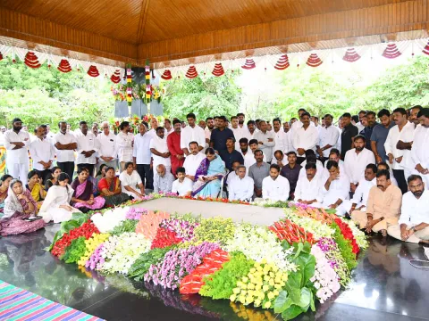 YSRCP Chief YS Jagan Pays Tribute To Dr YS Rajasekhara Reddy At YSR Ghat Photos