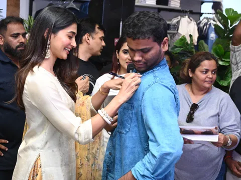 Actress Pooja Hegde buzz in Madhapur Photos