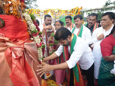 CM Revanth Reddy Visits Medaram Sammakka Saralamma Temple Photos