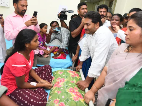 YS Jagan Interaction with Kurupam Gurukulam Victims Photos