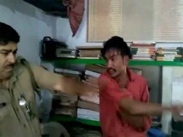 uttar pradesh man slaps police officer in station