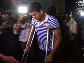 Arjun Tendulkar goes for Justin Bieber show on crutches