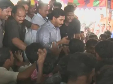 ys jagan reaches ranasthalam in srikakulam