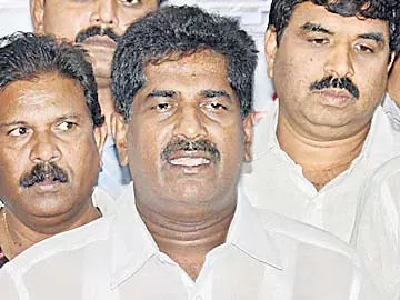 సభకు రాజకీయ నేతలొస్తే తప్పేంటి?: ఆశోక్‌బాబు