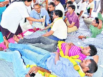 ఏయూలో విద్యార్థుల దీక్ష భగ్నం