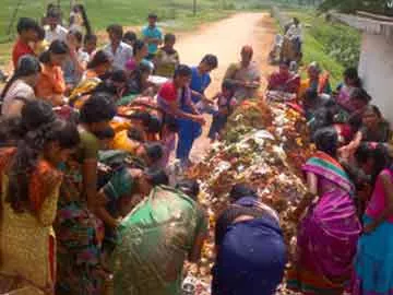 నాగుల పంచమి జరుపుకున్న మహిళలు