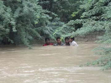 ఆ యువకుల సాహసం బాలుడి ప్రాణం కాపాడింది.. - Sakshi