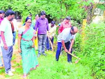 కలెక్టరేట్‌ను పరిశుభ్రంగా ఉంచాలి