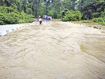 శుక్రవారం భూపాలపల్లి జిల్లా ఏటూరులో ఉధృతంగా ప్రవహిస్తున్న కంతనపల్లి వాగు