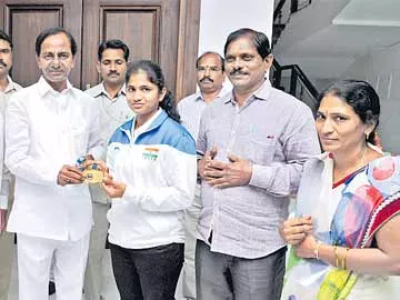 లిఫ్టర్‌ దీక్షితకు రూ. 15 లక్షల నజరానా - Sakshi