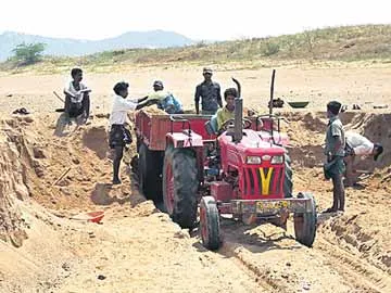 ఇసుక అక్రమార్కులకు భారీ జరిమానాలు - Sakshi