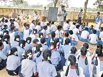 ఉపాధ్యాయ డిప్యుటేషన్లకు రంగం సిద్ధం - Sakshi