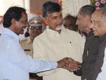 చంద్రబాబు, కెసిఆర్ చేతులు కలిపిన గవర్నర్ - Sakshi