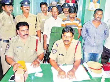 నకిలీ విలేకరుల గుట్టురట్టు - Sakshi