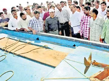 శ్రీకాకుళం జిల్లా రణస్థలం మండలం అల్లివలసలో దెబ్బతిన్న బోట్లను పరిశీలిస్తున్న కేంద్ర బృందం