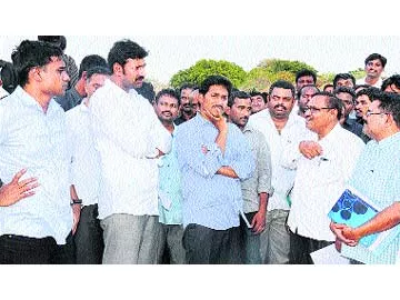 ఇలాగైతే రైతుల పరిస్థితేంటి? - Sakshi