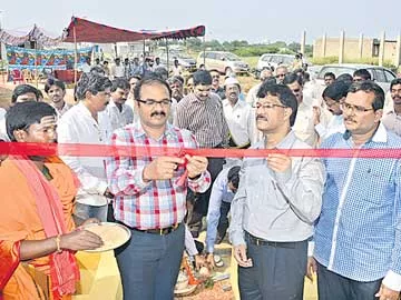 వరద ప్రాంతాల్లో నీటి ట్యాంకులు ప్రారంభం - Sakshi