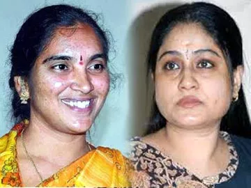 మెతుకు సీమలో లేడీ బాస్ ల బిగ్ ఫైట్! - Sakshi