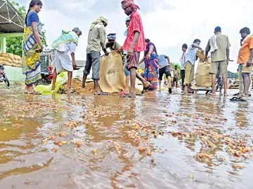 రైతన్న కష్టం.. నీటిపాలు - Sakshi