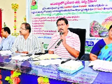 వైద్య ఉద్యోగులపై కలెక్టర్ ఆగ్రహం