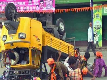 నిమజ్జనానికి వెళ్తూ బోల్తా పడిన ఆటో