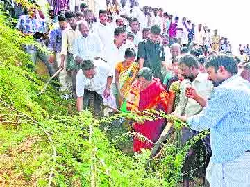 చెరువులు, చెక్ డ్యాంలకు నీరందిస్తాం