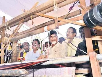 ‘చీర-ధోవతి’తో చేనేతకు పూర్వ వైభవం