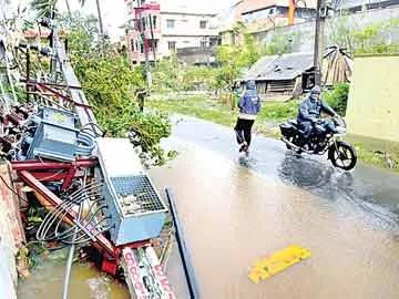 కుప్పకూలిన సమాచార వ్యవస్థ