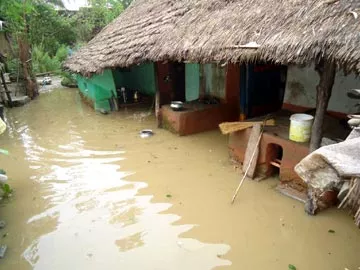 జలదిగ్బంధంలో పలు గ్రామాలు