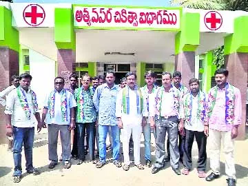 వైఎస్ ఫొటోలను తొలగిస్తే ఊరుకోం - Sakshi