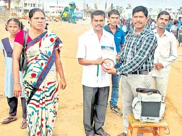 ఆనందం చూడకుండానే... - Sakshi