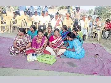 ప్రియుడి ఇంటి ఎదుట ప్రియురాలి ధర్నా - Sakshi