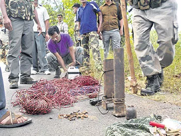 మావోల దాడిలో నలుగురు జవాన్లు మృతి - Sakshi