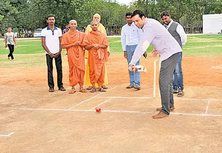 ‘గురుకుల్’లో లక్ష్మణ్ సందడి - Sakshi